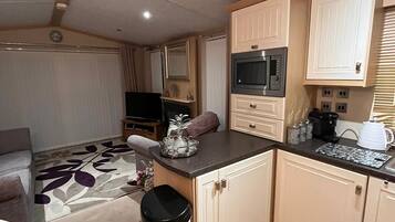 Cabin, Multiple Beds | Private kitchen | Fridge, microwave, oven, stovetop