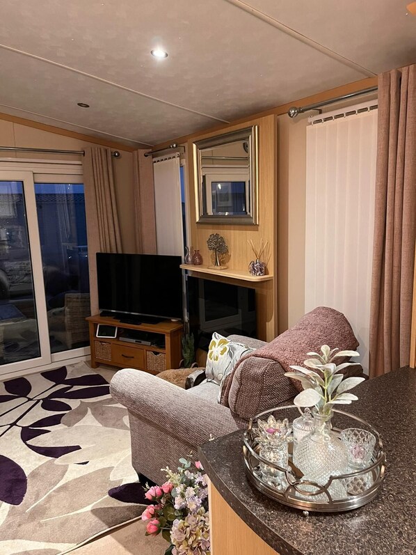Living area - Prestige 2-bed Caravan on Golden Anchor, Skegness (Skegness)