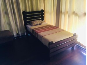 1 bedroom, desk - Deluxe Triple Room (Rumassala, Galle,)