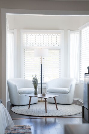 Traditional Room | Ruang tamu | 55 inci televisyen skrin rata dengan digital, Hulu 