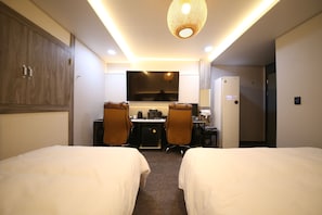 Habitación Deluxe con 2 camas individuales | Edredón, camas con efecto memoria, cortinas blackout y insonorización
