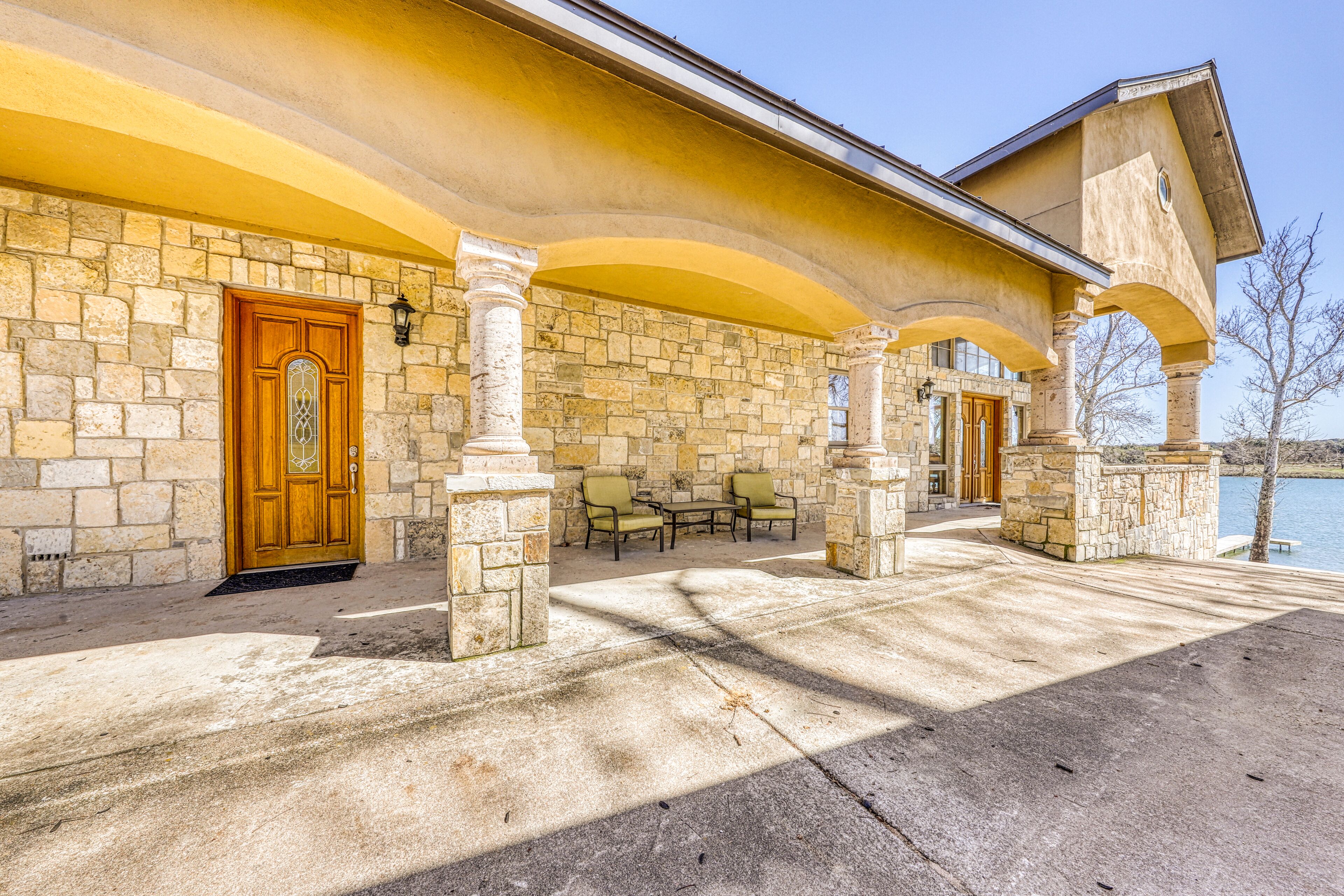 Lakefront home with patio, grill, lake views, office, lake access, washer/dryer