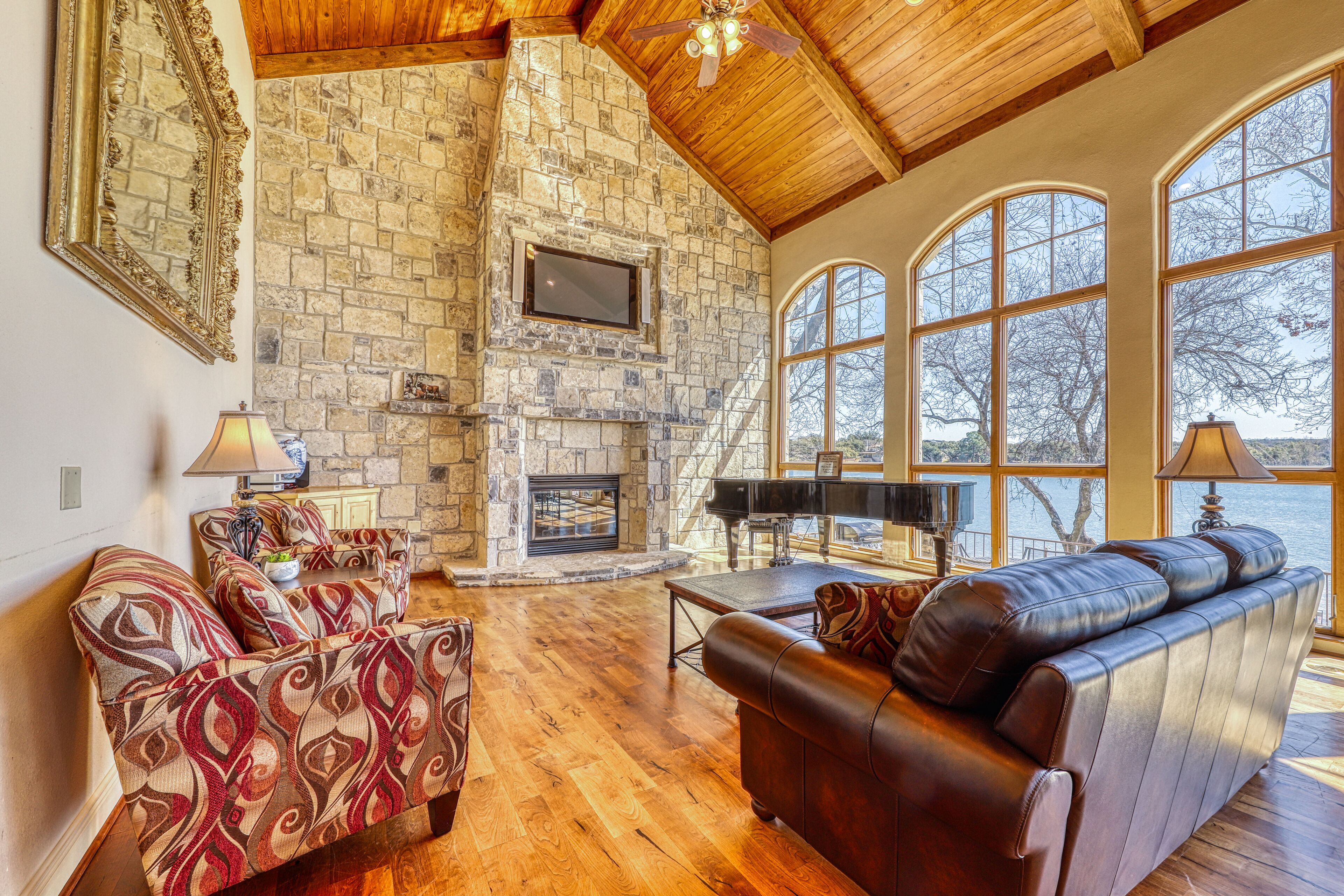 Lakefront home with patio, grill, lake views, office, lake access, washer/dryer