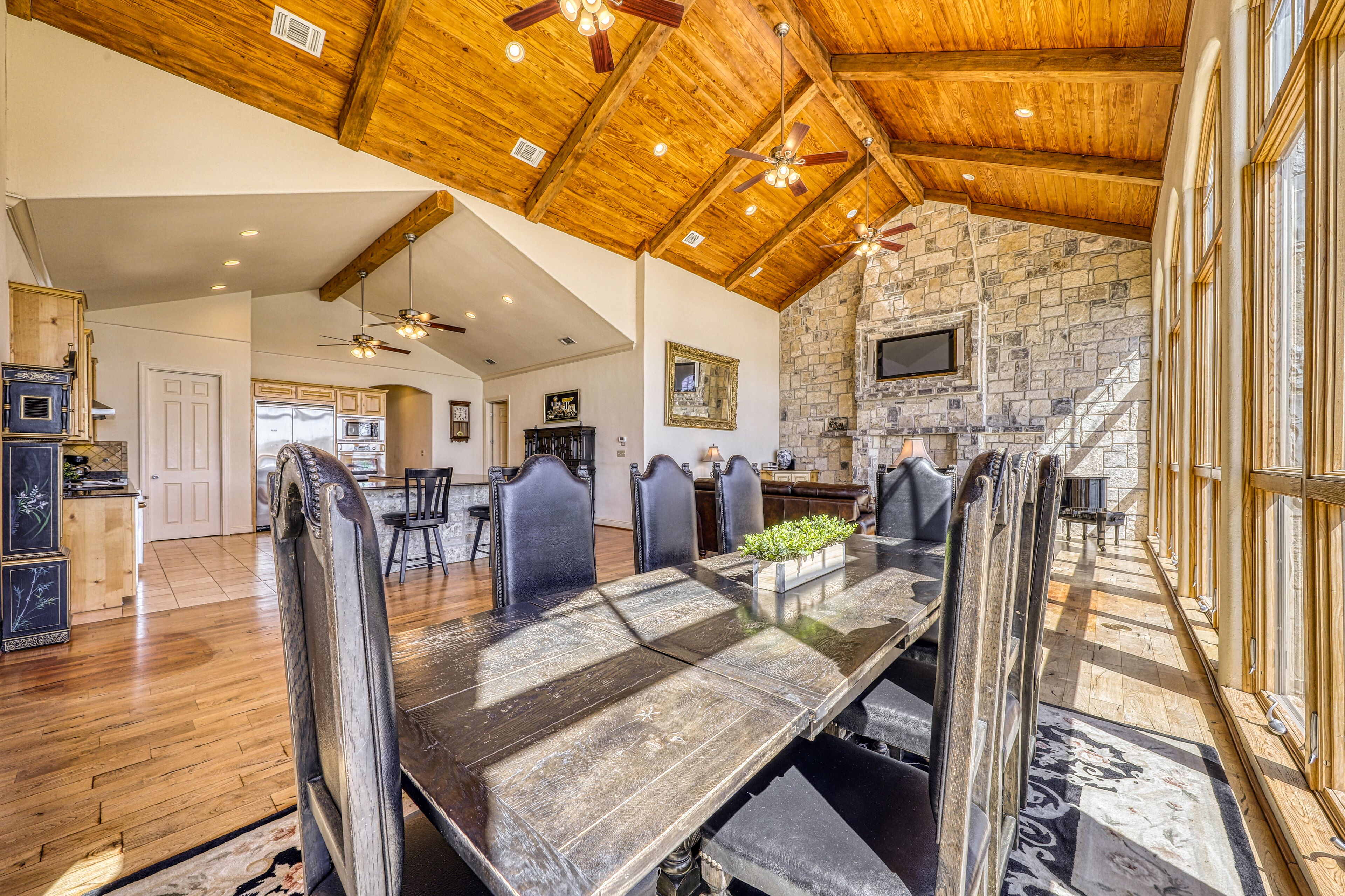 Lakefront home with patio, grill, lake views, office, lake access, washer/dryer