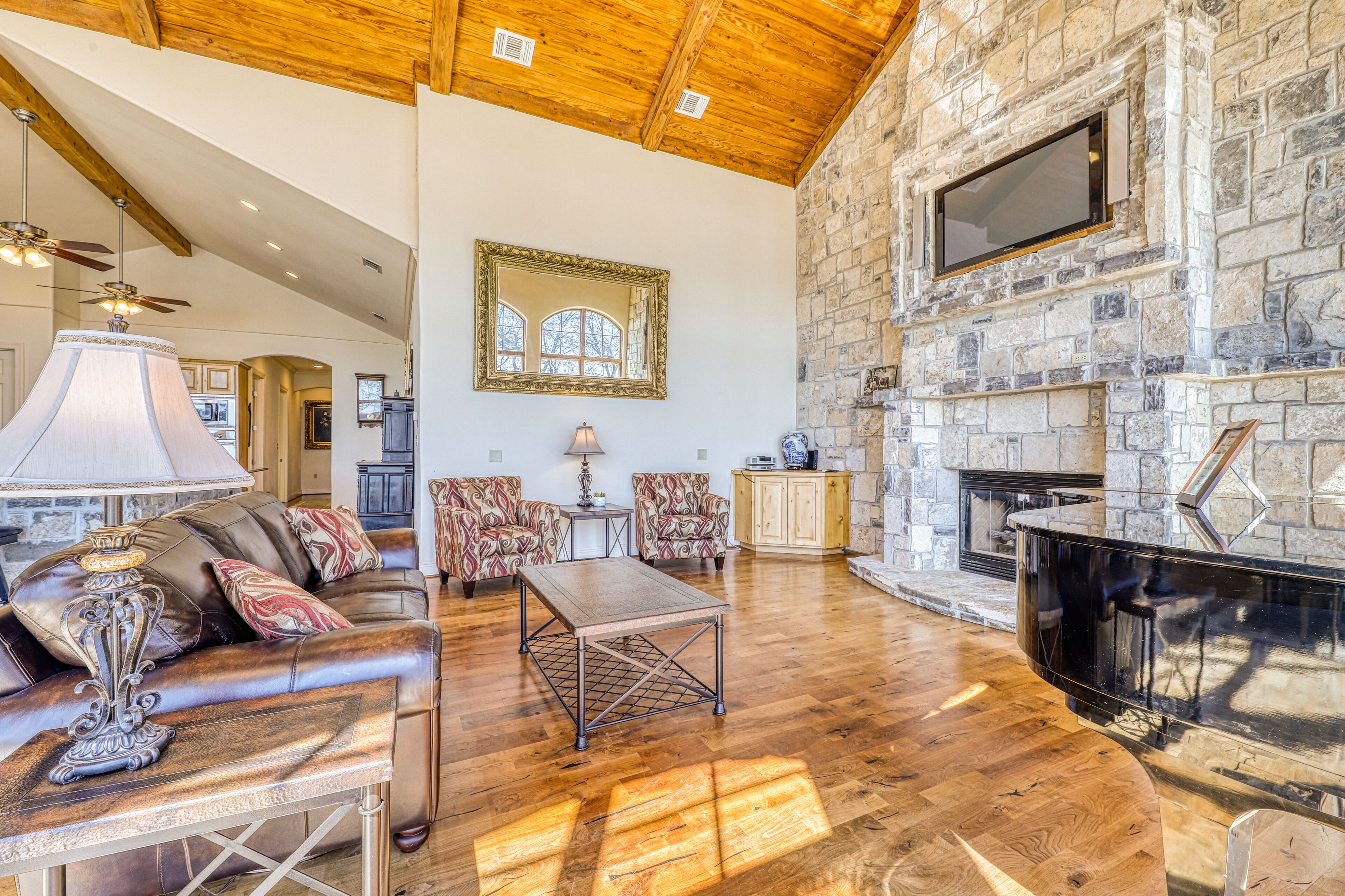 Lakefront home with patio, grill, lake views, office, lake access, washer/dryer