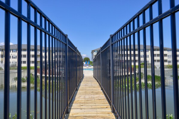 Property grounds - The Palms condo with a furnished balcony, pond view, washer/dryer, & pool (Rehoboth Beach)