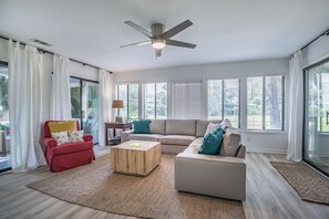 Living area - Cast your Cares Aside for a Bye Week! (Fripp Island)