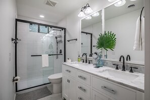 Shower, hair dryer, towels - Cast your Cares Aside for a Bye Week! (Fripp Island)