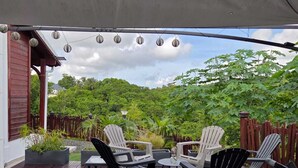 Ein Whirlpoolbereich mit Stühlen und Blick auf einen üppigen Garten.