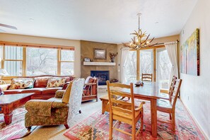 Televisión y chimenea 