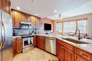 Refrigerador, microondas, horno y parrilla de estufa 