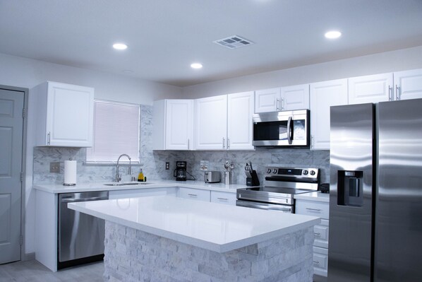 Frigorifero, microonde, forno, piano cottura