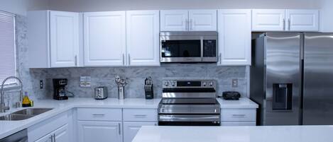 Geladeira, micro-ondas, fogão, cooktop