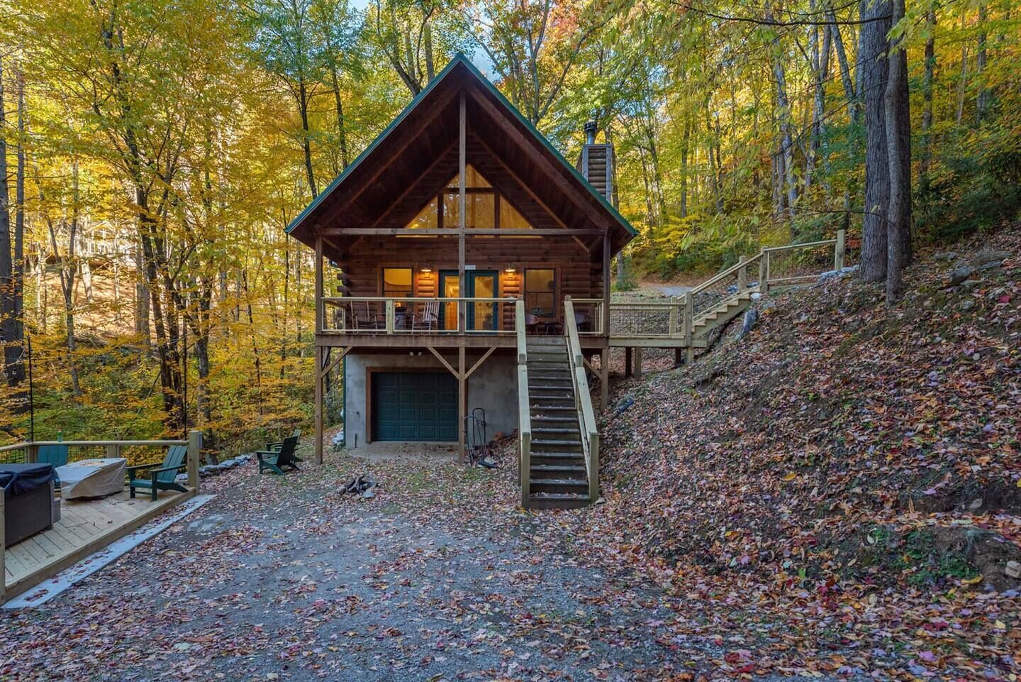 Une cabine dotée d’un balcon, d’un escalier et d’une terrasse.