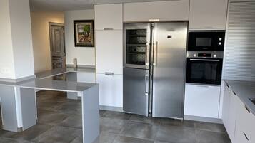 Micro-ondes, four, plaque de cuisson, lave-vaisselle