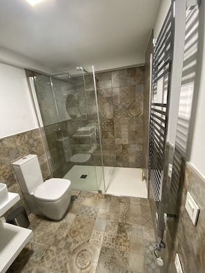 Shower, hair dryer, towels, soap - Cozy Nest w/private garden next to vineyards and great wineries (Cambados)
