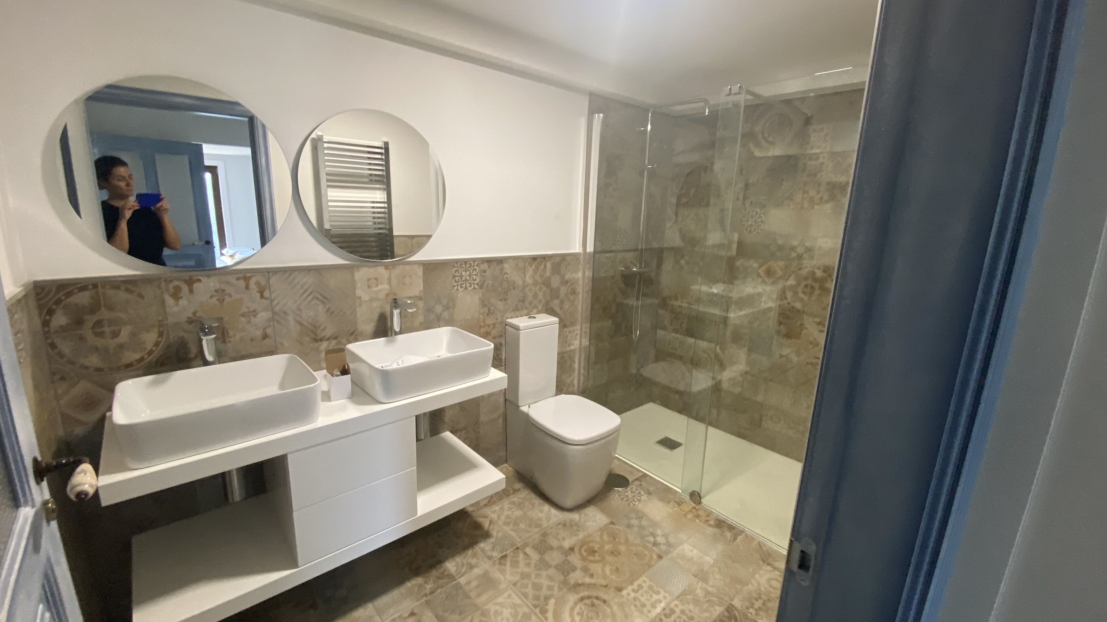 Een douche, een haardroger, handdoeken, zeep