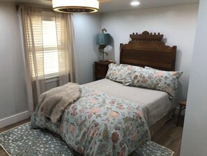 3 bedrooms, iron/ironing board, travel cot, free WiFi - Ruby's Foxcroft Cottage -Steps from Downtown!
Sleeps 6, Covered Deck, Golf Cart (Smithville)