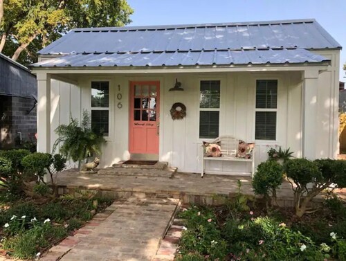 Ruby's Foxcroft Cottage -Steps from Downtown!
Sleeps 6, Covered Deck, Golf Cart