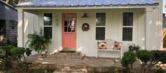 Ruby's Foxcroft Cottage -Steps from Downtown!
Sleeps 6, Covered Deck, Golf Cart