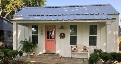 Ruby's Foxcroft Cottage -Steps from Downtown!
Sleeps 6, Covered Deck, Golf Cart