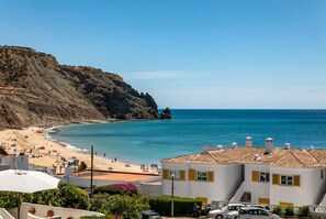 Nær stranden og solsenger