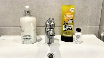 SĂšche-cheveux, serviettes fournies, savon, papier toilette