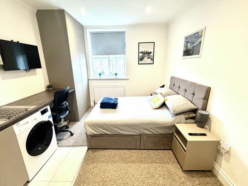 Bright Modern, Private Apartment, 15 Mins To Central London