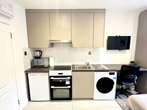 冰箱、微波炉、烤箱、炉灶