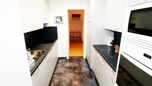 Kühlschrank, Geschirrspüler, Kochgeschirr/Geschirr/Besteck