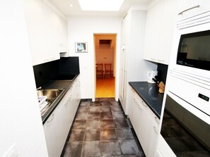 Kühlschrank, Geschirrspüler, Kochgeschirr/Geschirr/Besteck