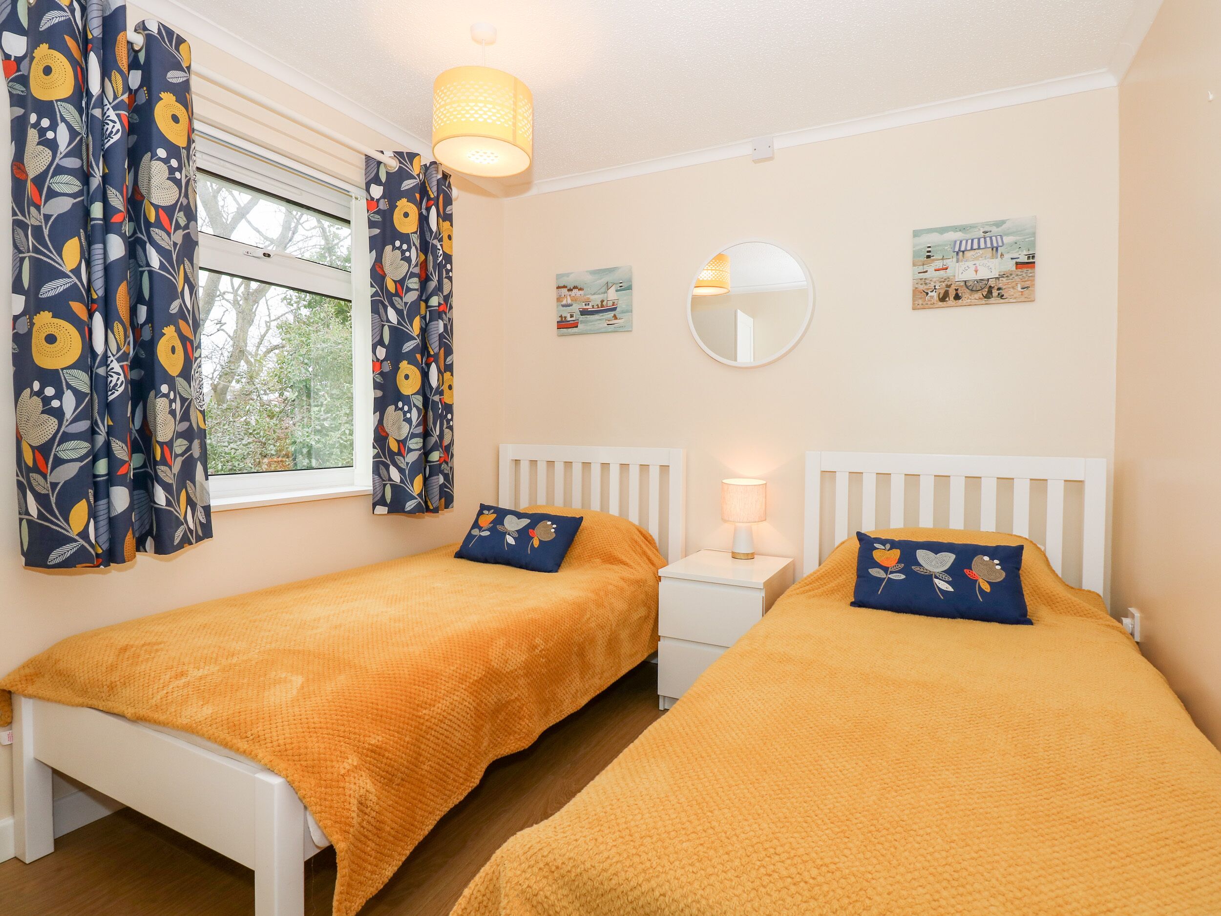 2 quartos, individualmente decorados, individualmente mobiliados
