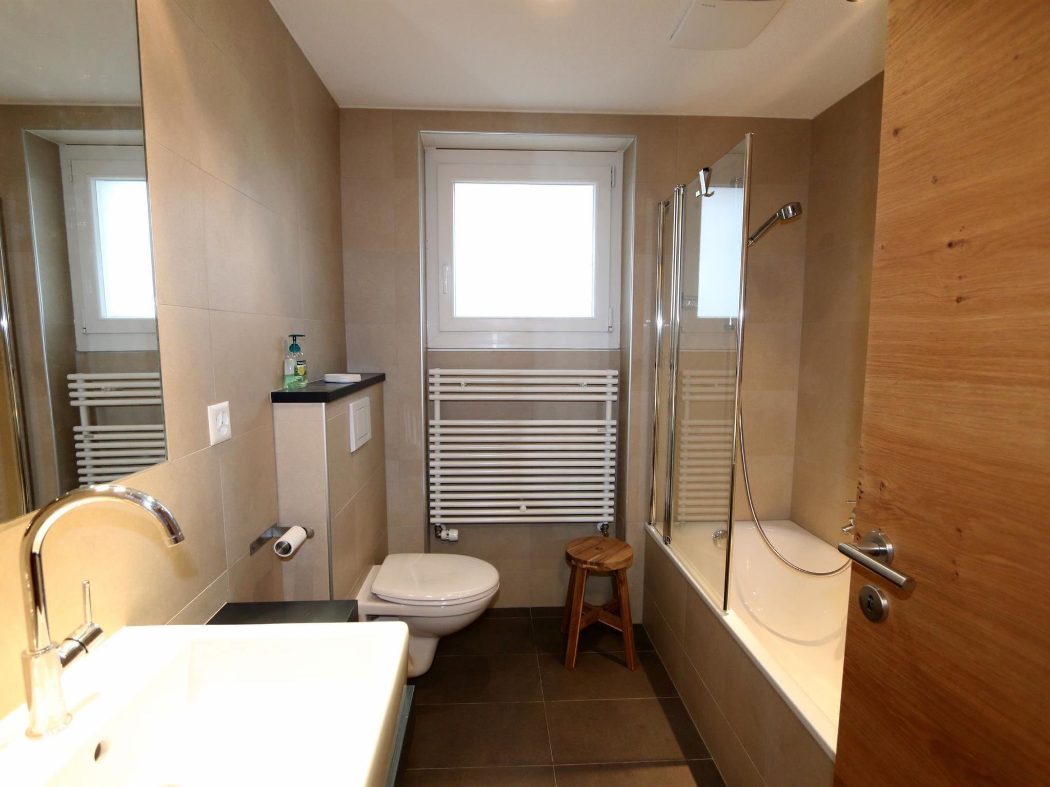 Une petite salle de bain comprenant des toilettes, un lavabo et une baignoire.