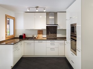 Kühlschrank, Geschirrspüler, Kochgeschirr/Geschirr/Besteck