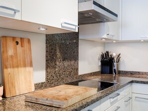 Kühlschrank, Geschirrspüler, Kochgeschirr/Geschirr/Besteck