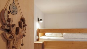 Een houten wand met een decoratie van een hertenkop en een rond bord met daarop '01 DEER'.