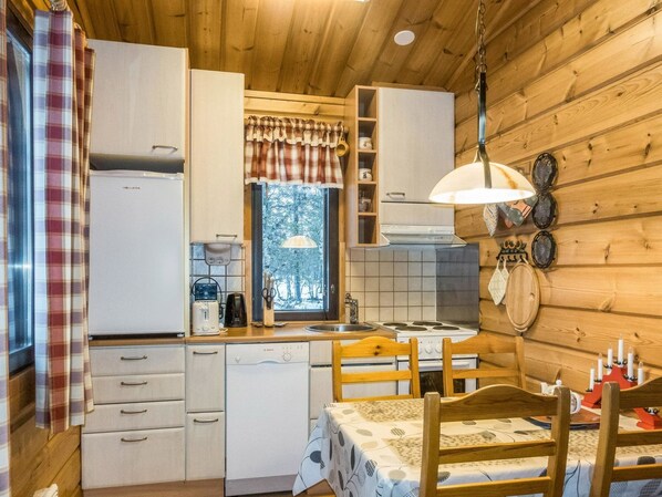 Jääkaappi, mikroaaltouuni, astianpesukone