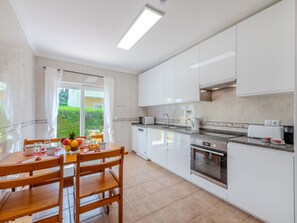 Fridge, microwave, dishwasher, cookware/dishes/utensils - Villa in Barrocal by Interhome (Pêra)
