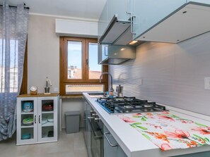 ثلاجة، ميكروويف، غسالة أطباق، محمصة خبز