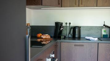 KĂŒhlschrank, Mikrowelle, Ofen, Herdplatte