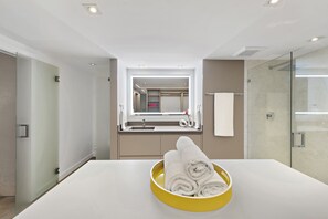 Suihku, hiustenkuivaaja, pyyhkeet, saippua