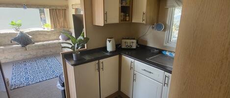 Cabin | Private kitchen | Fridge, microwave, oven, stovetop