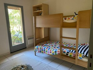3 habitaciones, tabla de planchar con plancha y cuna de viaje 