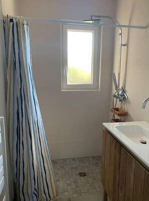 Dusche, Haartrockner, Handtücher, Seife