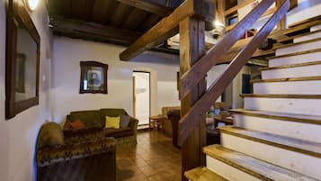 Een televisie en een open haard