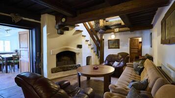 Een televisie en een open haard