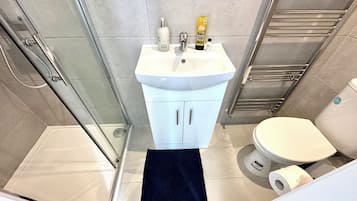 Articles de toilette gratuits, sĂšche-cheveux, serviettes fournies