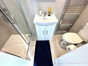 免费洗浴用品、吹风机、毛巾、卫生纸