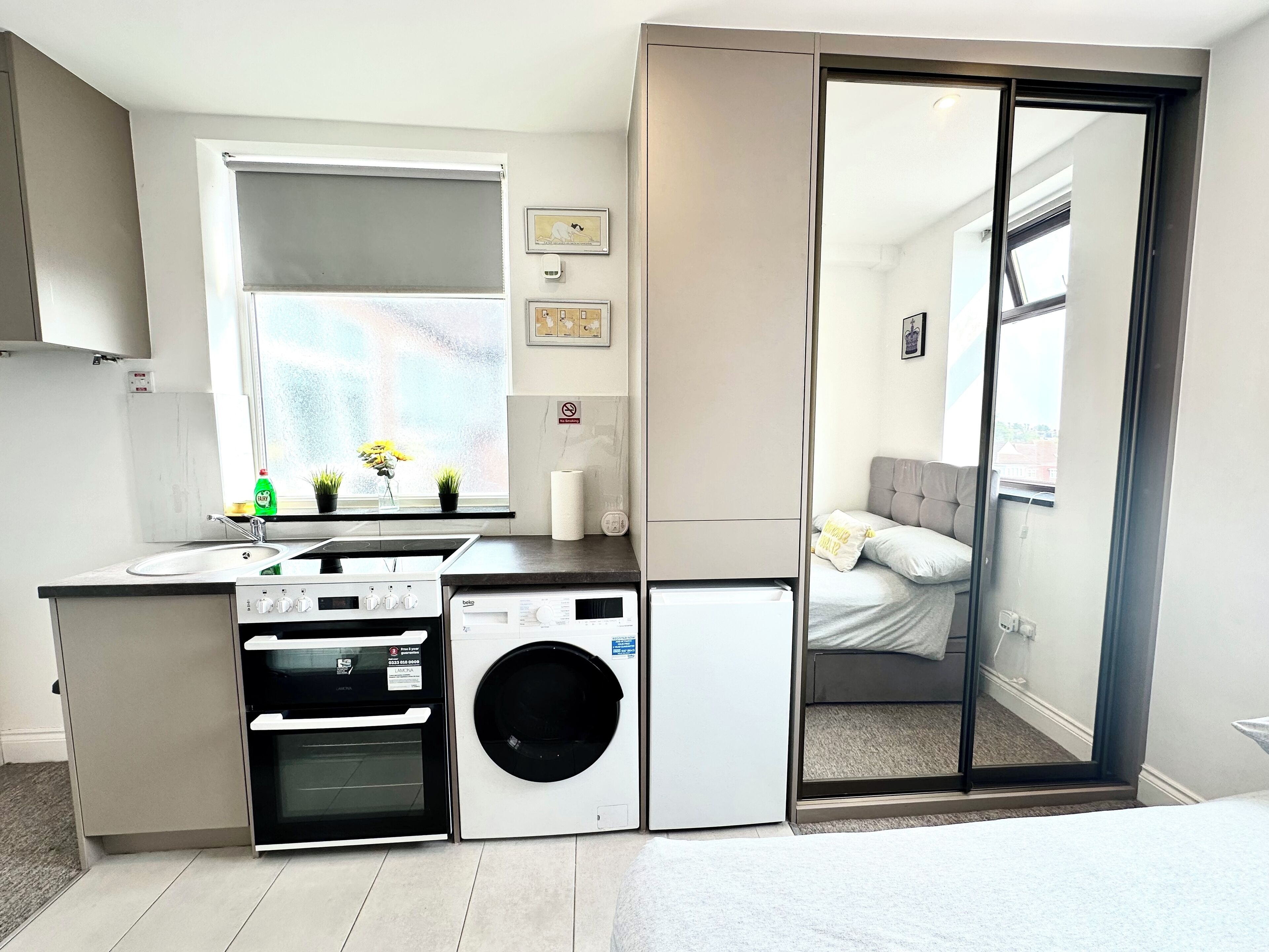 1 Schlafzimmer, Schreibtisch, schallisolierte Zimmer