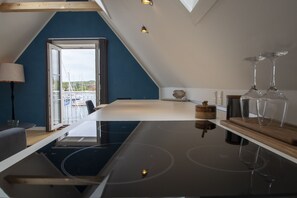 Panorama appartement | Privékeuken | Een koelkast, een vaatwasser, een waterkoker